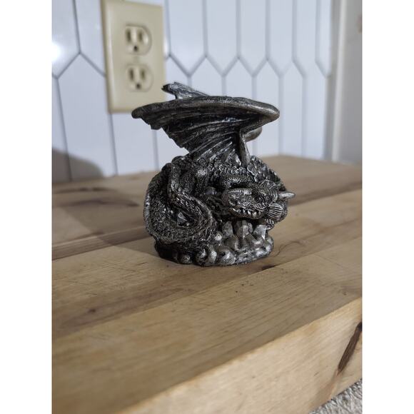 Winged Dragon Sitting On Crystals Statue, Figurine Game Piece, Fantasy Art, Flaw - Picture 1 of 7
